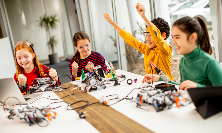 Oživte svět technologie s našimi kroužky programování a robotiky!