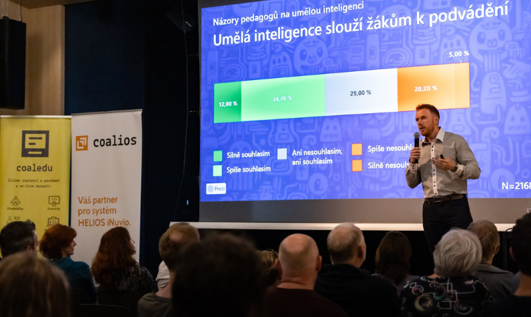 Zájem o přednášku Ondřeje Moravčíka překonal očekávání! Díky ní víme, jak správně využívat umělou inteligenci.