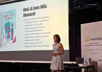 Michala Slussareff nám ukázala, jak být správným průvodcem digitální džunglí pro naše děti. Hry, sociální sítě, online svět i jeho temnější zákoutí. Nešlo ale o zákaz technologií. Šlo o pochopení, komunikaci a hledání cesty, jak děti bezpečně provést světem obrazovek. Protože digitální svět tu s námi bude. A naše role není stát dětem v cestě, ale stát vedle nich. Být průvodcem, který pomáhá objevovat, rozpoznávat rizika a dělat správná rozhodnutí. Děkujeme Michaele Slusareff za přínosné informace!