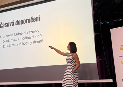 Michala Slussareff nám ukázala, jak být správným průvodcem digitální džunglí pro naše děti. Hry, sociální sítě, online svět i jeho temnější zákoutí. Nešlo ale o zákaz technologií. Šlo o pochopení, komunikaci a hledání cesty, jak děti bezpečně provést světem obrazovek. Protože digitální svět tu s námi bude. A naše role není stát dětem v cestě, ale stát vedle nich. Být průvodcem, který pomáhá objevovat, rozpoznávat rizika a dělat správná rozhodnutí. Děkujeme Michaele Slusareff za přínosné informace!