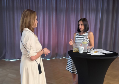 Michala Slussareff nám ukázala, jak být správným průvodcem digitální džunglí pro naše děti. Hry, sociální sítě, online svět i jeho temnější zákoutí. Nešlo ale o zákaz technologií. Šlo o pochopení, komunikaci a hledání cesty, jak děti bezpečně provést světem obrazovek. Protože digitální svět tu s námi bude. A naše role není stát dětem v cestě, ale stát vedle nich. Být průvodcem, který pomáhá objevovat, rozpoznávat rizika a dělat správná rozhodnutí. Děkujeme Michaele Slusareff za přínosné informace!